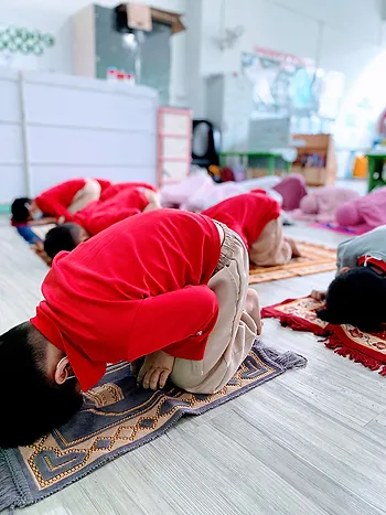 Ilham Child Care Students sujud in solat lesson